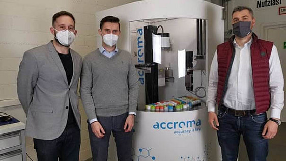 Christian Bückle (BV4), Vuk Vegezzi (BV4) and Stefan Gafner (CEO, accroma labtech, right). Photo: PD